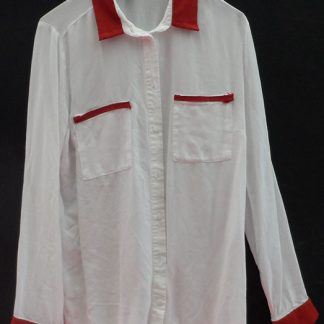 Witte blouse met rood accent